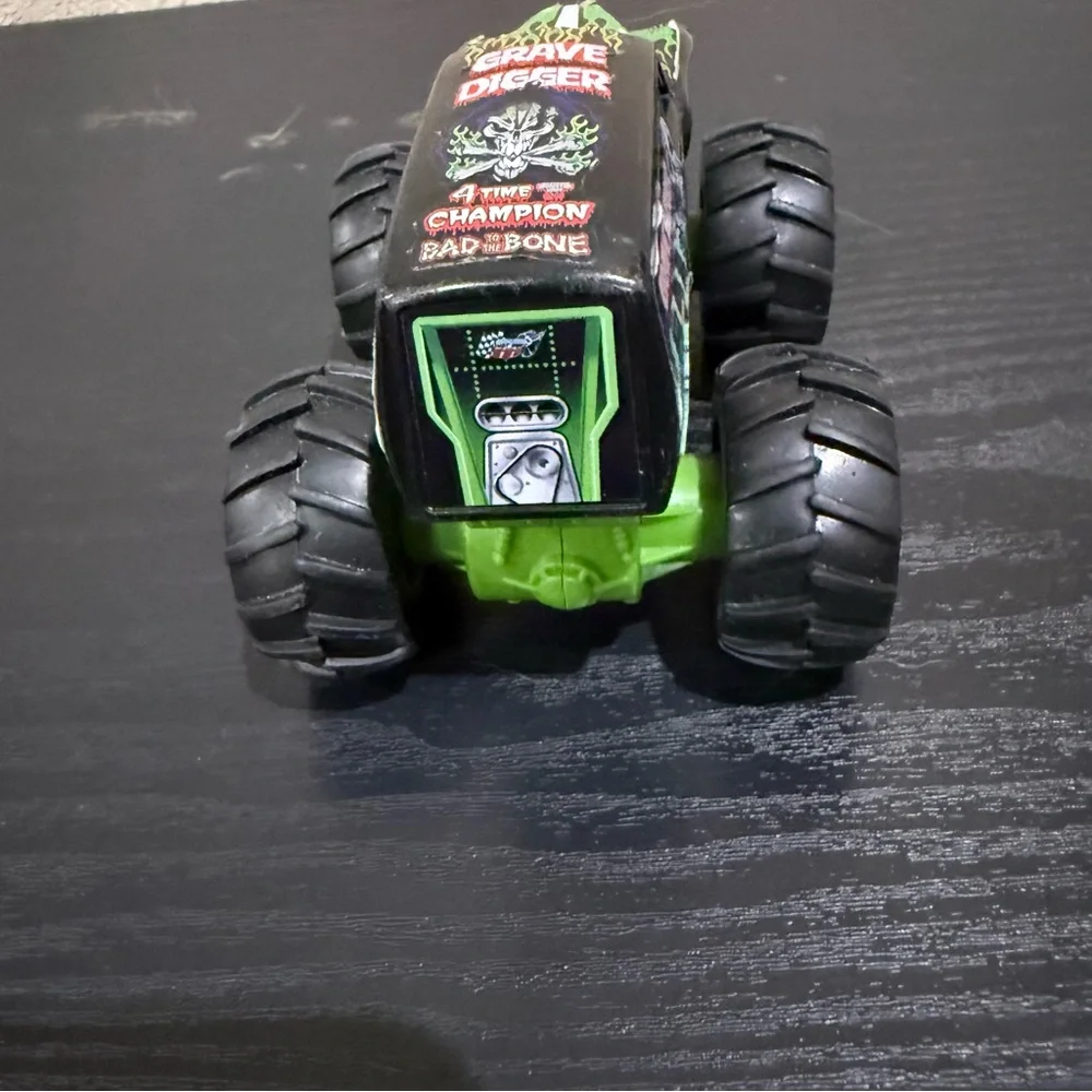 Hot Wheels Monster Jam Grave Digger Monster Truck Toy Kids Play Vehicle‎